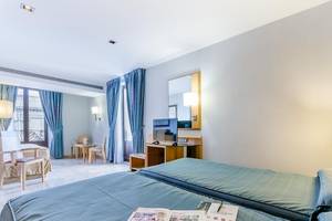 Schlafzimmer im Del Mar - Barcelona Hotel mit zwei Betten, Zeitschriften, und Möbeln