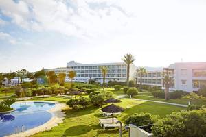 Außenansicht des Robinson Kyllini Beach Hotels mit Swimmingpool und Sonnenschirmen