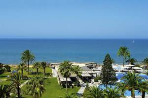 Luftaufnahme des Robinson Kyllini Beach Resorts mit Blick auf den Strand und das Meer.