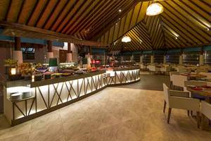Buffetbereich im Amaya Kuda Rah Hotel mit vielen Speisen und Tischen.