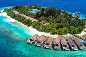 Luftaufnahme des Amaya Kuda Rah Hotels auf einer Insel mit mehreren Wasserbungalows und türkisfarbenem Wasser.