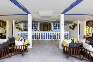 Loungebereich im Amaya Kuda Rah Hotel mit Bar und Sitzgelegenheiten.