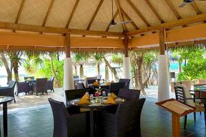 Innenbereich des Amaya Kuda Rah Hotel-Restaurants mit gedeckten Tischen und Stühlen unter einem Pavillon.