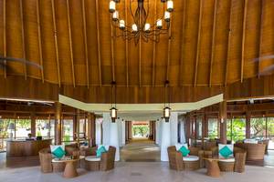 Innenbereich des Amaya Kuda Rah Hotels mit einem großen Kronleuchter und bequemen Sesseln.