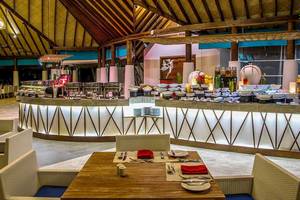Innenansicht des Restaurants im Amaya Kuda Rah Hotel mit gedecktem Tisch und Buffet.