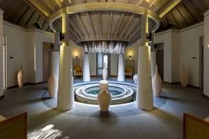 Innenansicht des Wellnessbereichs im Amaya Kuda Rah Hotel mit zentralem Wasserbrunnen und umgebenden Vasen.