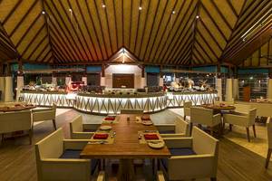Innenansicht des Restaurants im Hotel Amaya Kuda Rah mit Buffet und gedeckten Tischen.