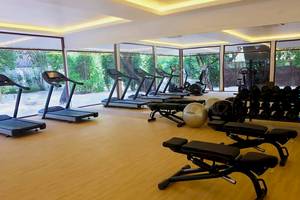 Fitnessstudio im Amaya Kuda Rah mit Laufbändern, Hanteln und freien Sichten auf Bäume