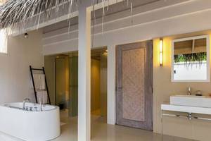 Badezimmer im Amaya Kuda Rah Hotel mit Badewanne, Dusche und Waschbecken.