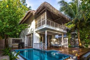 Villa mit Pool und Veranda im Amaya Kuda Rah Hotel