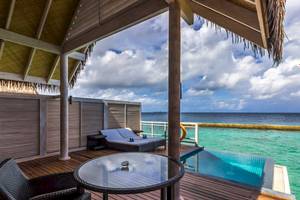 Balkon des Amaya Kuda Rah Hotels mit Blick auf das Meer und Sonnenliegen.