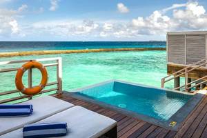 Terrasse des Amaya Kuda Rah Hotels mit Pool und Meerblick