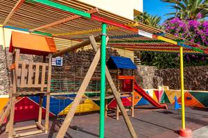 Farbig gestalteter Spielplatz im Sol Fuerteventura Jandia Hotel mit Rutsche und Schaukeln