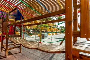 Ein buntes Kinderspielplatz im Freien im Sol Fuerteventura Jandia Hotel.