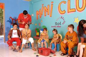 Gruppe von Kindern im Sol Fuerteventura Jandia Mini Club, die Gesichter bemalt bekommen