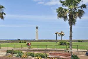 Leuchtturm im Hintergrund von Sol Fuerteventura Jandia Hotel, zwei Personen gehen auf dem Weg