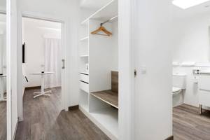 Innenansicht eines Zimmers im Sol Fuerteventura Jandia Hotel mit weißen Wänden, Holzboden und moderner Einrichtung.