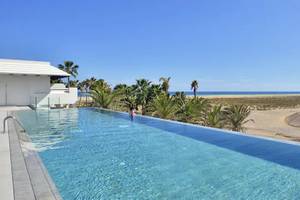 Außenpool des Sol Fuerteventura Jandia Hotels mit Blick auf den Strand und die Dünen.