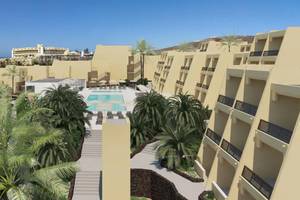 Luftaufnahme des Sol Fuerteventura Jandia Hotels mit Swimmingpool und Blick auf das Meer