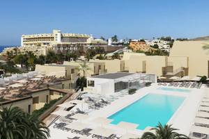 Außenansicht des Sol Fuerteventura Jandia Hotels mit Pool und Blick auf das Meer.