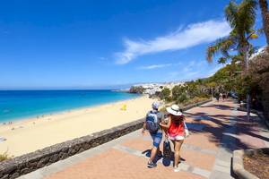 Paar am Strand des Sol Fuerteventura Jandia Hotels, gehend mit Blick auf das Meer.
