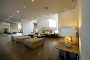 Lobby des Oasis Salinas Sea Hotels mit Sitzbereich und Lampen