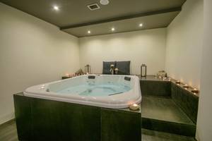Jacuzzi im Oasis Salinas Sea Hotel, umgeben von Kerzen und Kissen.