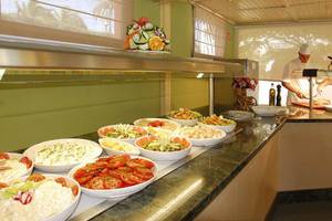 Buffet im Restaurant des Bungalows Cordial Green Golf Hotel mit verschiedenen Salaten.