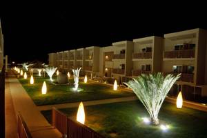 Nachtansicht des Oasis Salinas Sea Hotels mit beleuchteten Palmen und Gebäuden