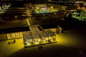 Nachtansicht des Oasis Salinas Sea Hotels mit Pool und Terrassenrestaurant.