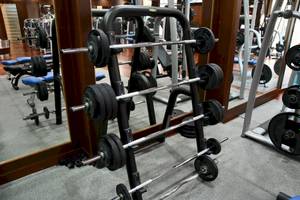 Gewichte im Fitnesscenter des Al Ain Rotana Hotels