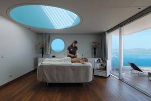 Massageraum im Elounda Beach Hotel & Villas mit Blick auf das Meer.