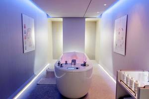 Spa-Badewanne im Elounda Beach Hotel & Villas mit blauer Beleuchtung.