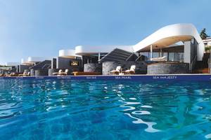 Außenpool des Elounda Beach Hotel mit modernen Gebäuden im Hintergrund.