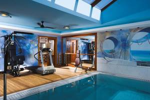 Fitnessbereich mit Schwimmbecken im Elounda Beach Hotel & Villas
