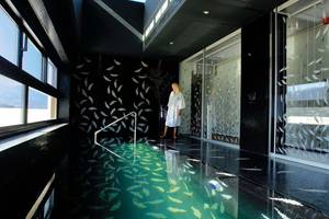 Frau im Bademantel am Innenpool des Elounda Beach Hotel & Villas
