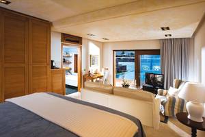 Innenansicht der Suite im Elounda Beach Hotel & Villas mit Blick auf den Pool.