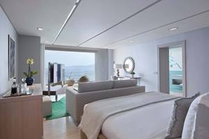 Innenansicht der Suite im Elounda Beach Hotel & Villas mit Blick auf das Meer.