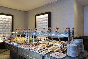 Buffet im Hotel Pickalbatros Aqua Blu Resort - Sharm mit verschiedenen Desserts und Getränken.