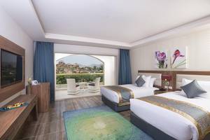 Doppelbett-Zimmer im Pickalbatros Aqua Blu Resort in Sharm mit Terrasse und Ausblick auf die Berge.