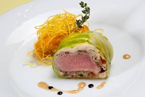 Gefüllte Kohlroulade auf einem weißen Teller im Seaside Grand Hotel Residencia.