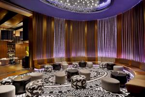 Loungebereich der Lobby im W Muscat Hotel mit runden Tischen und Sofas.
