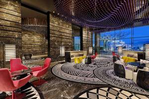 Lobby des W Muscat Hotels mit modernen Möbeln und Marmorboden