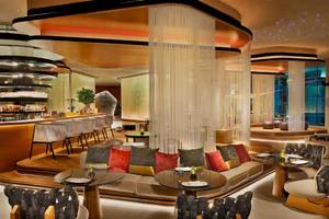 Innenbereich des W Muscat Hotels mit modernem Design, großen Fenstern und luxuriösem Ambiente.