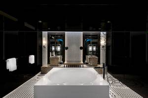 Badezimmer im W Muscat Hotel mit runden Waschbecken und Badewanne