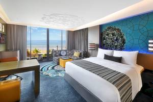 Hotelzimmer im W Muscat mit Blick auf das Meer und eine moderne Inneneinrichtung.