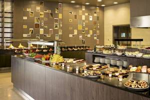 Buffet-Tisch im Barcelo Palmeraie Hotel mit einer Vielzahl von Speisen und Früchten.