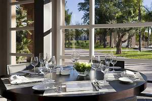Speisesaal im Barcelo Palmeraie Hotel mit Tisch, Gläsern und Blick auf den Garten