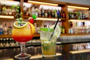 Zwei Cocktails stehen auf der Theke des Puerto Palace Hotels.