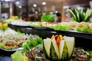 Buffet im Puerto Palace Hotel mit verschiedenen Gerichten und Früchten.